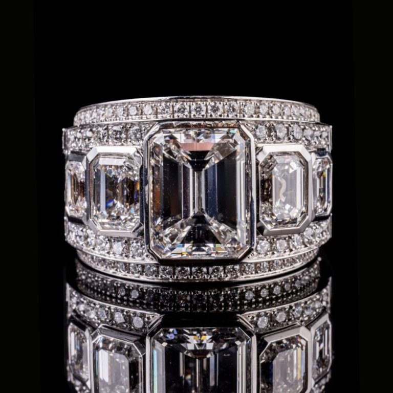 Anello Montecarlo in oro bianco 18 kt con diamante centrale taglio smeraldo e contorno di diamanti brillanti e smeraldo